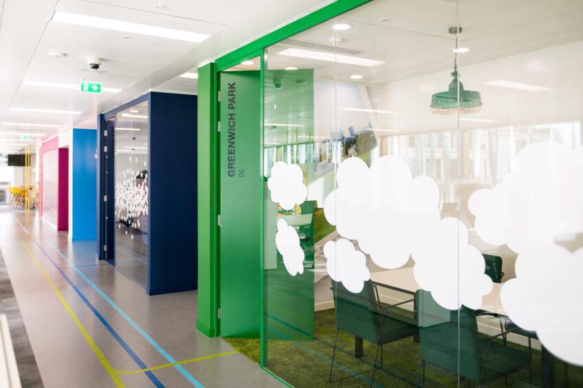 2 different coloured meeting rooms named after trainstations